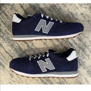 Men’s New Balance navy sneakers